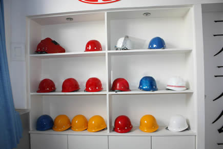 Various safety helmets are displaying in the shelf.